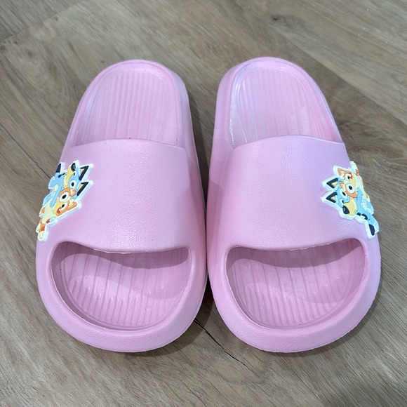 NEW Girls Bluey Slide Sandals - Picture 2 of 4